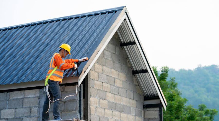 Professional gutter cleaning in Holland, IA